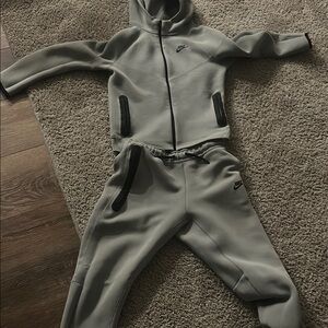 Jade Boys Nike tech outfit